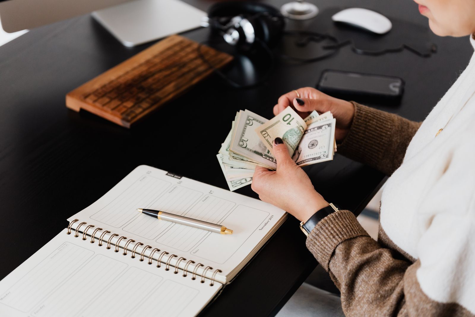 Ordinateurs portables et documents préparés pour un atelier de finances personnelles